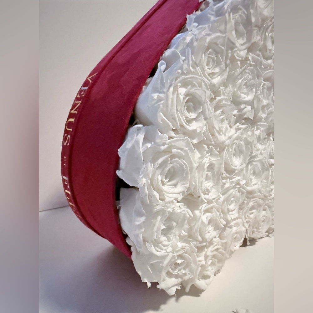 Venus Et Fleur Large Heart-Shaped Box with 36 Eternity White Roses - Picture 8 of 16